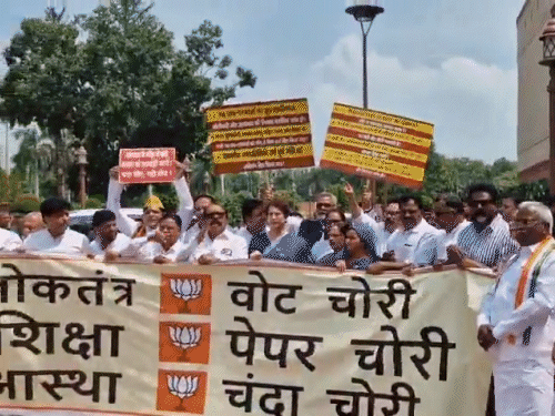 विपक्ष के सांसदों ने सोमवार सुबह मकर द्वार पर प्रदर्शन किया।