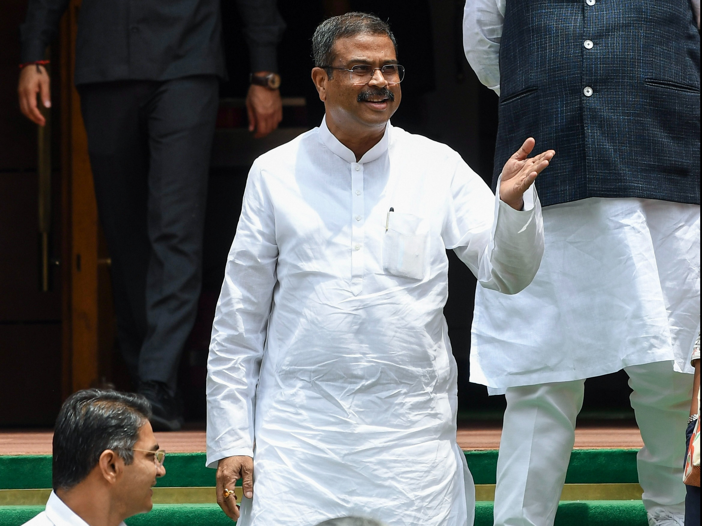 शिक्षा मंत्री पद से इस्तीफा देने के बाद प्रधान सोमवार को पहली बार संसद पहुंचे थे। - Dainik Bhaskar