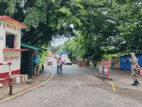 नेपाल की ओर लगी गाड़ियों की लंबी लाइन।