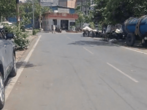 दिन में बादल छाने के साथ ही बूंदाबांदी के आसार हैं।