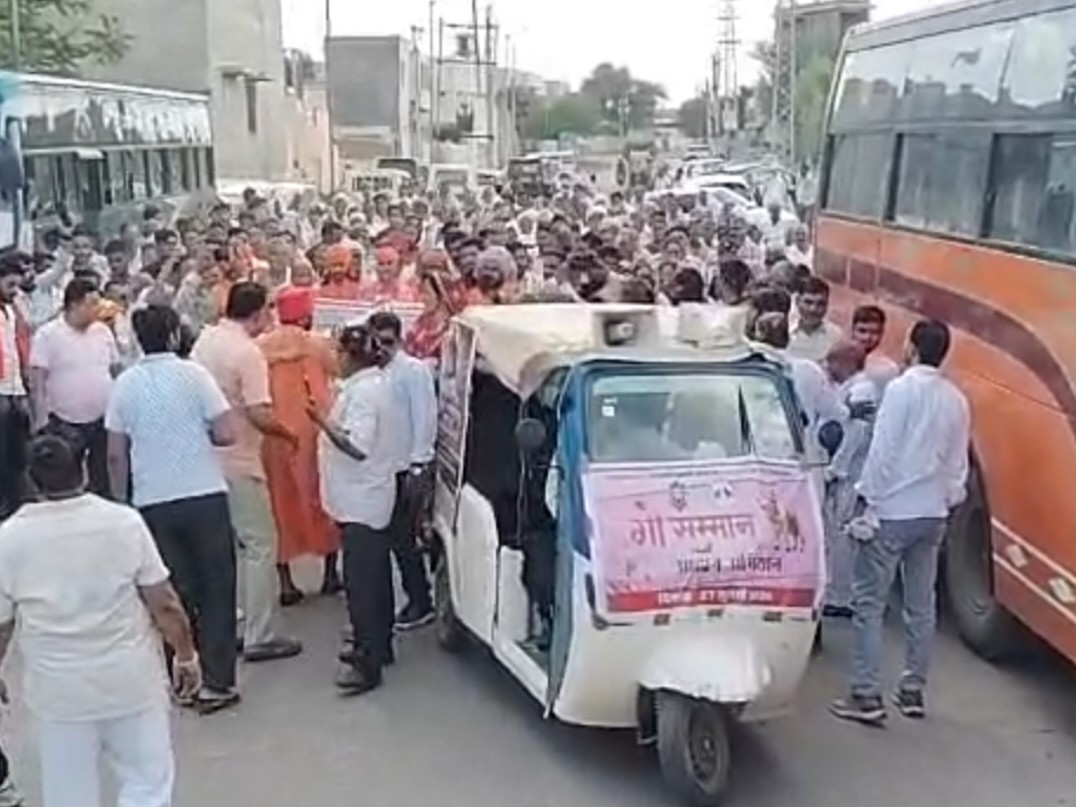 चूरू में सोमवार दोपहर गौभक्तों, संतों और मातृशक्ति ने एक रैली निकाली।
