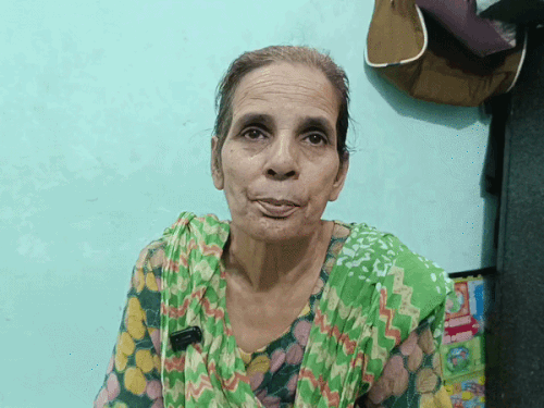 पीड़ित हरजीत कौर जानकारी देती हुई।