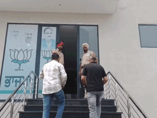 भाजपा ऑफिस की सुरक्षा बढ़ाते हुए गेट और परिसर में पुलिस मुलाजिम तैनात कर दिए गए हैं।