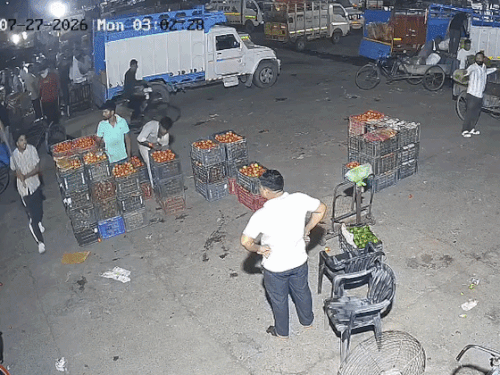 एक आरोपी ने आते ही आढ़ती को लाठी मारी। तभी आढ़ती ने उसे पकड़ लिया।