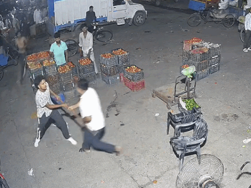 कुरुक्षेत्र की अनाज मंडी में आढ़ती संजय कुमार हुए हमले का सीसीटीवी फुटेज। - Dainik Bhaskar