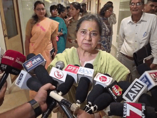 पंचकूला में पत्रकारों से बातचीत करते हुए चेयरमैन शक्तिरानी शर्मा।