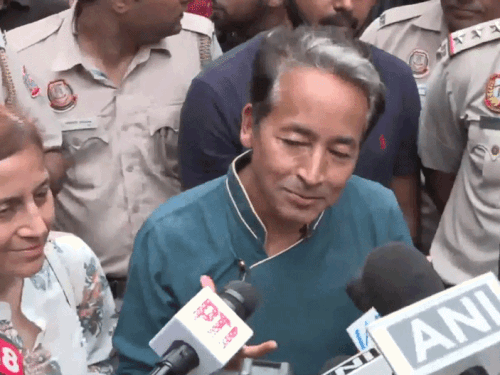 दिल्ली में राजघाट पर सोनम वांगचुक ने अपनी पत्नी डॉ. गीतांजलि के साथ महात्मा गांधी को श्रद्धांजलि अर्पित की। इसके बाद वांगचुक ने मीडिया से बात की। - Dainik Bhaskar