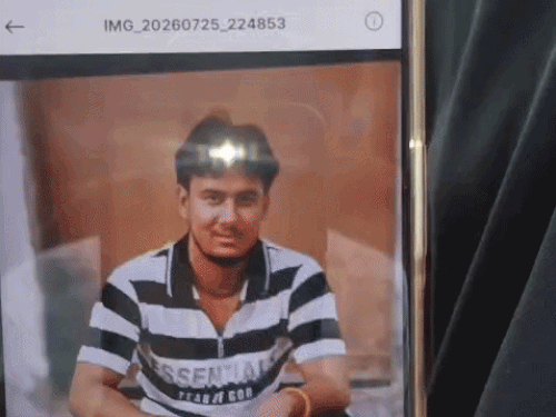 आरोपी सन्नी की फोटो मोबाइल में दिखाते हुए मोनू के परिजन।