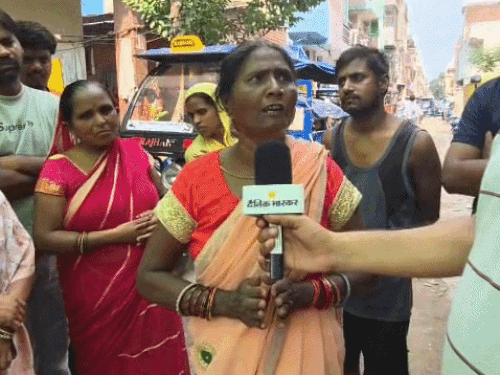 मृतक मोनू की मां ने कहा कि मोनू अपनी पत्नी के मायके जाने के बाद पूरी तरह से टूट गया था।