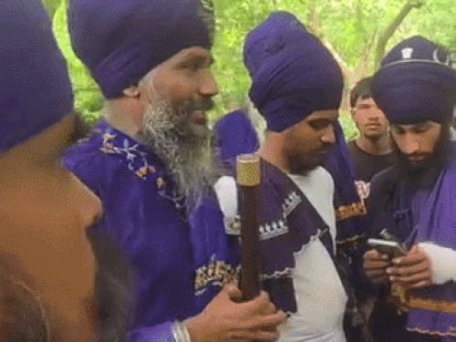 डांस करने वाली मां-बेटी से बात करते हुए निहंग सिंह।