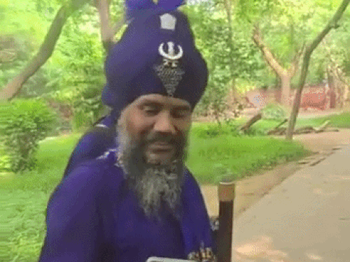 रखबाग में रेड करने पहुंचे निहंग।