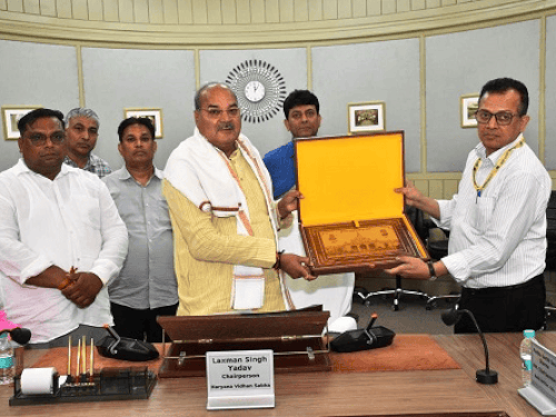 उत्तर प्रदेश विधानसभा पहुंचने पर हरियाणा विधानसभा कमेटी का स्वागत करते हुए। - Dainik Bhaskar