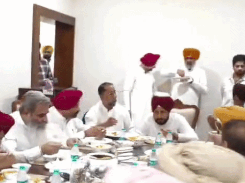 चरणजीत सिंह चन्नी, सुखजिंदर सिंह रंधावा व अन्य नेता लंच करते हुए। चन्नी गुट के नेताओं ने यह वीडियो जारी किया।