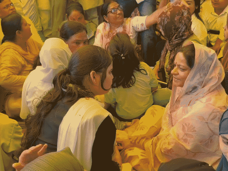 25 जुलाई को मुरादाबाद सांसद रुचिवीरा यूनिविर्सटी के गेट पर धरना दे रहे छात्रों से मिली थीं।