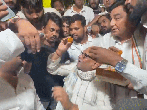 सोमवार देर शाम अजय राय जौहर यूनिवर्सिटी पहुंचे।