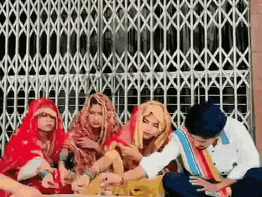 हसनपुर स्थित मंदिर परिसर में कैमरामैन के साथ तीनों बहनों ने शादी से पहले हवन-पूजन किया था।