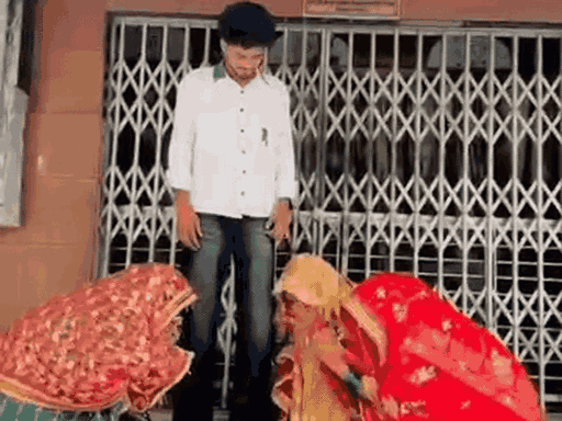 आखिर में तीनों बहनों ने कैमरामैन विकास के पैर छूकर आशीर्वाद लिया था।
