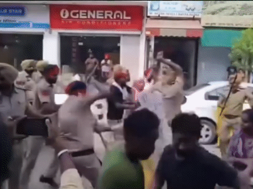 लाठीचार्ज का विरोध करने पर पुलिस ने महिलाओं को भी नहीं छोड़ा।