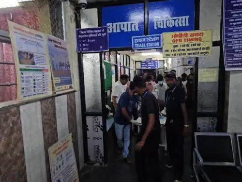प्राथमिक इलाज के के बाद जिला अस्पताल से मेडिकल कॉलेज रेफर किया गया।