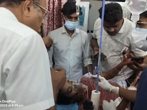 युवती ने इशारे से पुलिसकर्मी का मोबाइल मांगा, ताकि वह कुछ बता सके।