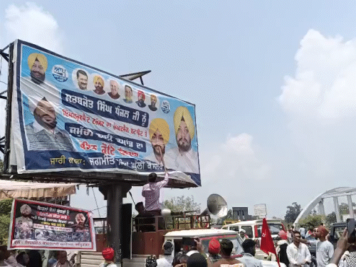 लोगों ने पोस्टरों पर लगे AAP नेताओं के फोटो को डंडे भी मारे।