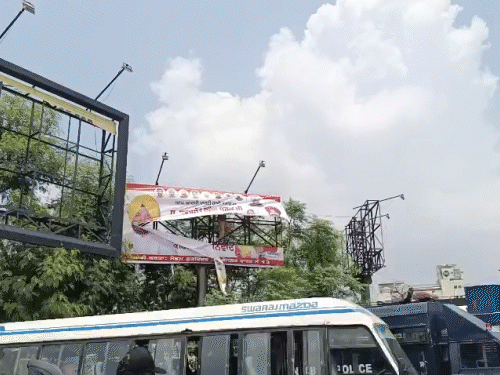 अमृतसर के भंडारी पुल के पास लगे AAP नेताओं के पोस्टर वाल्मीकि समाज के लोगों ने फाड़ दिए।