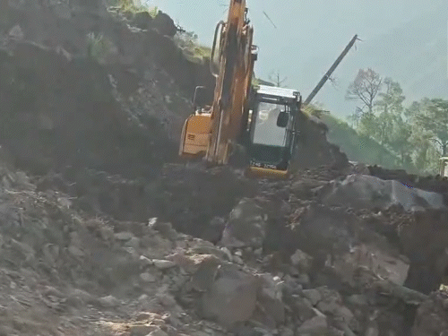 जम्मू-कश्मीर के रामबन जिले में भारी बारिश के बाद हुई लैंडस्लाइड और जमीन धंसने से पेरनोट (रंबन-गूल रोड) इलाका प्रभावित है।