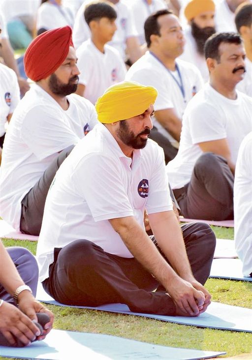 सीएम की योगशाला प्रोग्राम के तहत मुख्यमंत्री भगवंत मान योग करते हुए। - फाइल फोटो