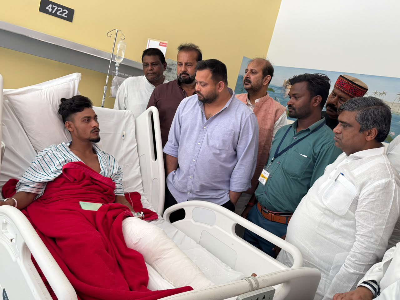 रविवार को नेता प्रतिपक्ष ने मेदांता हॉस्पिटल पहुंचकर घायल छात्रों से मुलाकात की।