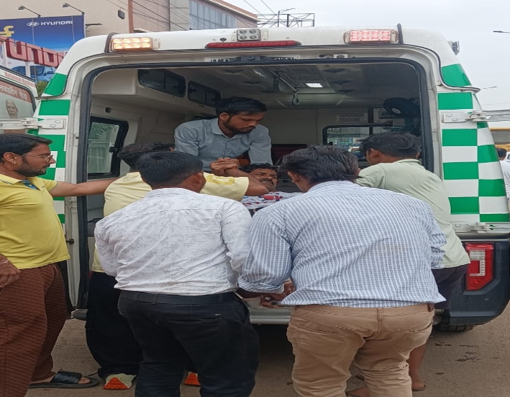 घायलों को अस्पताल पहुंचाते हुए हाईवे पेट्रोलिंग की टीम।