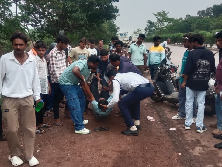 सड़क हादसे में घायल हुए व्यक्ति की मदद करते हुए हाईवे पेट्रोलिंग की टीम।