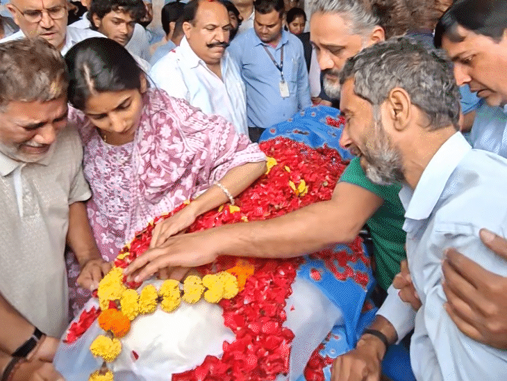 गौरव के पिता सतीश दवे का अपने बेटे का शव देखकर बुरा हाल था.
