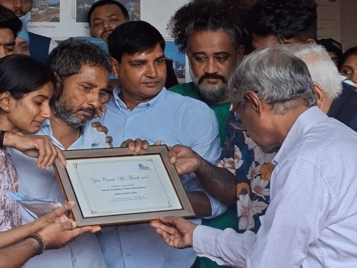 अंगदान के बाद गौरव के परिवार को सर्टिफिकेट दिया गया.
