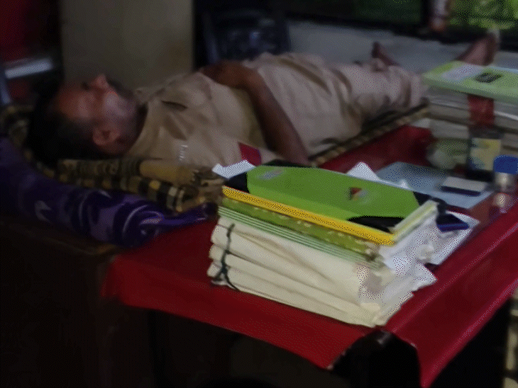 कोतवाली के चैनल गेट को हथकड़ी से बंदकर मुंशी टेबल पर सो रहा था।
