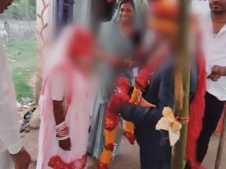 मंदिर में ही दोनों ने एक दूसरे को मालाएं पहनाईं
