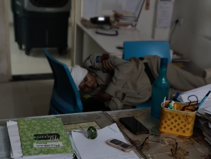 बिछिया थाने में मुंशी चंद्रशेखर सेन इस तरह कुर्सियों को जोड़कर सो रहे थे।