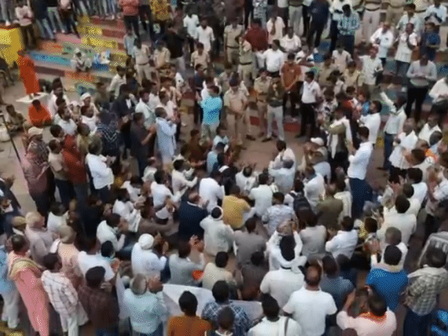 किसानों ने नर्मदा नदी के सेठानी घाट पर धरना दिया.