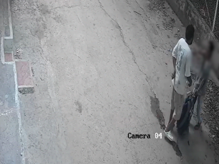 होटल से युवती ट्रॉली बैग लेकर निकली थी।