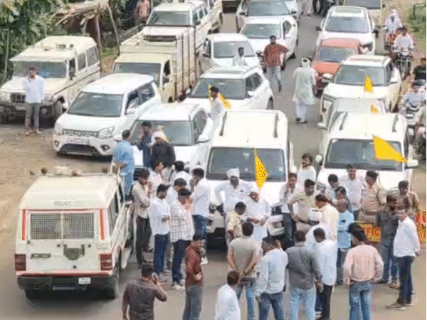 विरोध को देखते हुए पुलिस ने कई जगहों पर घेराबंदी कर दी.