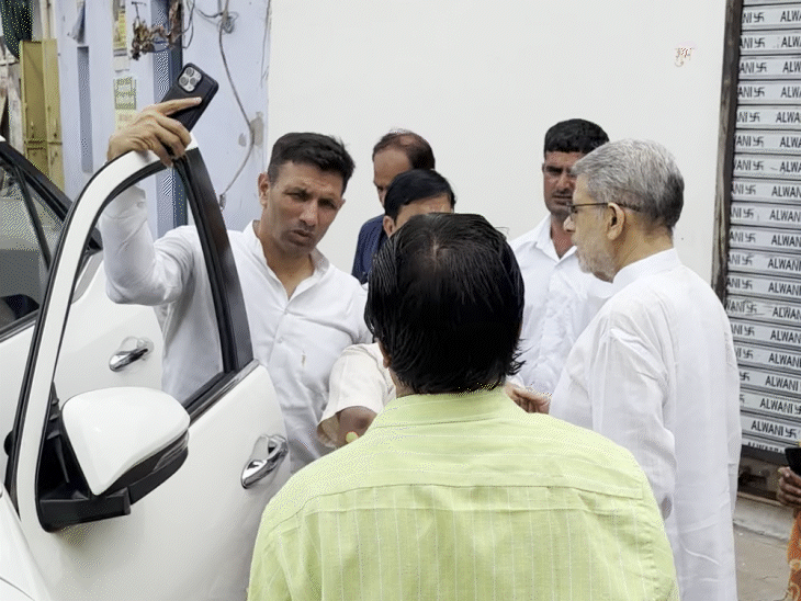 Jeetu Patwari and Awadhesh Nayak arrived to meet Rajendra Bharti
