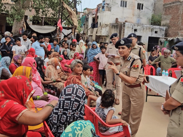 आईजी प्रीति चंद्रा महिलाओं को सुरक्षा के बारे में बताते हुए।