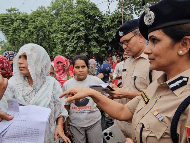महिलाओं की अवैध शराब बिक्री की शिकायत पर तुरंत अधिकारियों को दिए निर्देश।