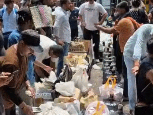 लोकांनी अन्न, औषधे आणि इतर गरजेच्या वस्तू थेट आंदोलनाच्या ठिकाणी पाठवल्या.