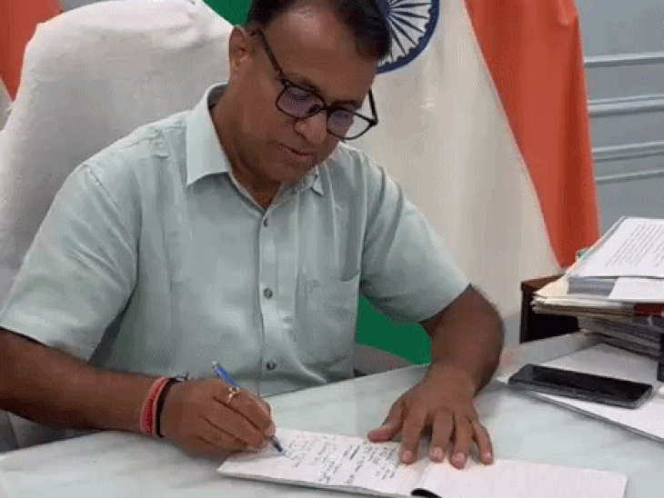 आयुक्त बचनेश कुमार अग्रवाल ने अधिकारियों को निर्देश दिए कि राजस्थान संपर्क, सीएमओ, पीएमओ और शहरी सेवा शिविरों से जुड़ी जनसमस्याओं का समय से निस्तारण किया जाए।