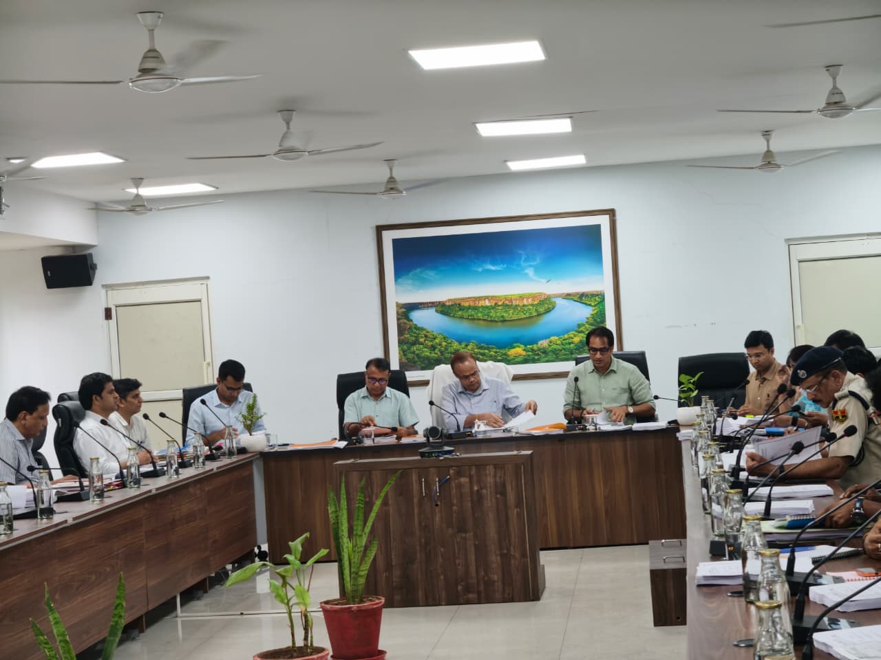 अब जमीनों और मकानों की खरीद-बिक्री के लिए बार-बार प्राधिकरण के चक्कर काटने और सेल परमिशन के नाम पर दफ्तरों में फाइल अटकने की परेशानी से निजात मिल सकेगी।