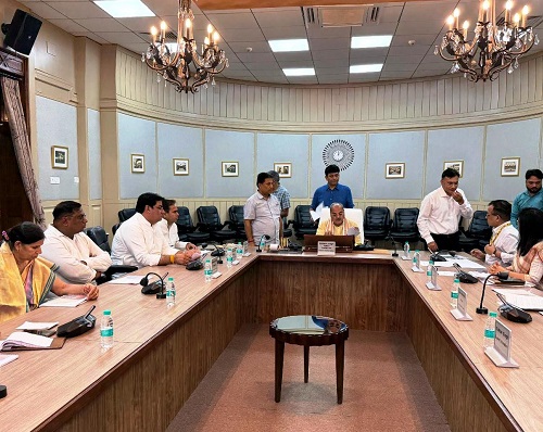 शिक्षा और मेडिकल शिक्षा पर चर्चा करते कमेटी के सदस्य और अधिकारी।
