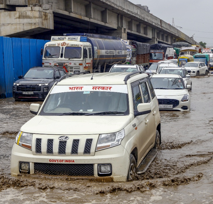 गुजरातच्या अहमदाबादमध्ये रस्त्यावर पाणी साचले. निम्म्या गाड्या पाण्यात बुडाल्या.
