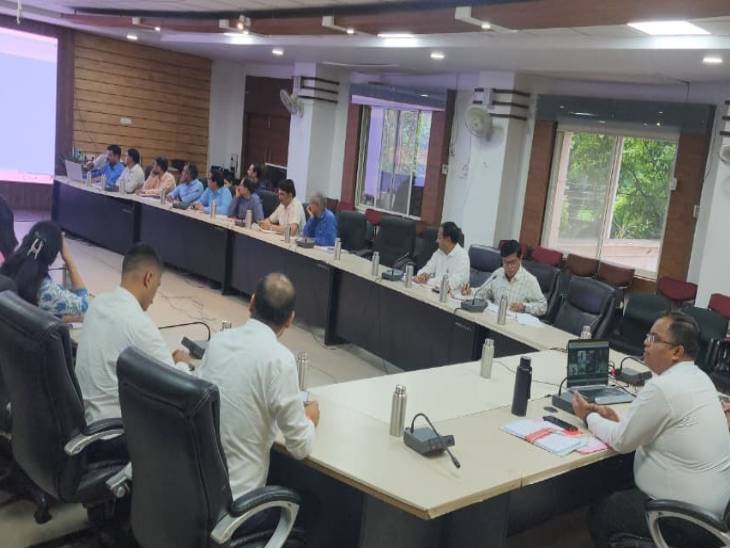 टीएल बैठक में अधिकारियों से चर्चा करते कलेक्टर शिवम वर्मा।