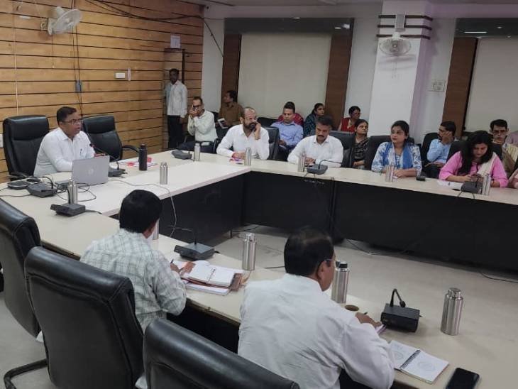 अधिकारियों से चर्चा करते कलेक्टर शिवम वर्मा।