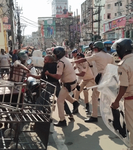 तस्वीर पटना की है, जहां पुलिस ने विरोध प्रदर्शन कर रहे युवक को पीटा फिर उसे हिरासत में ले लिया।